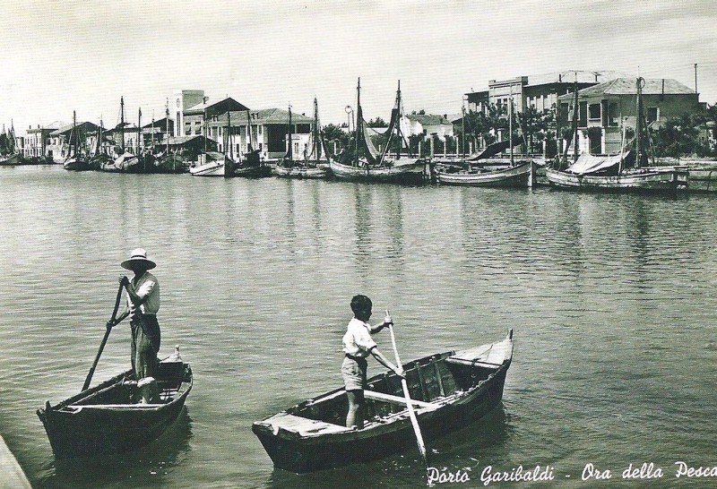 188-Porto canale Estensi-Garibaldi, ora della pesca anni '50.jpg