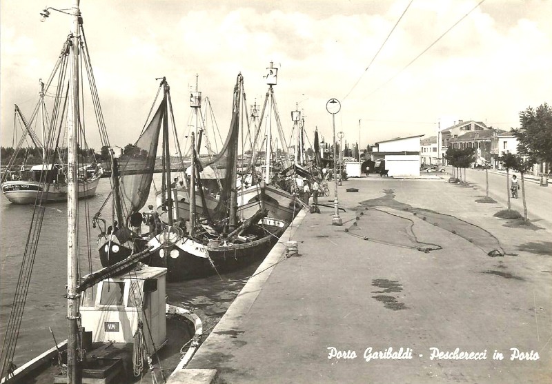 190a-porto garibaldi - Pescherecci in porto, primi anni '50 - Cerniotto e Relampago a Porto Garibaldi..jpg