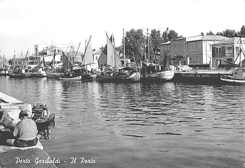 190b-Porto Garibaldi - Porto canale negli anni '50, pescherecci all'ormeggio..jpg