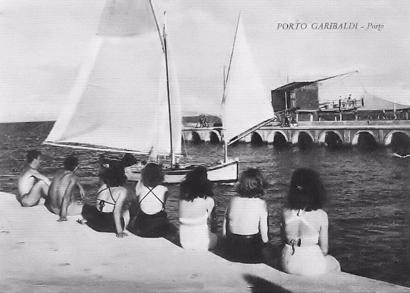 191a-AL GIAPON - Porto Garibaldi - bellezze al porto canale (molo), anno 1950. Si faceva a gara chi toccava il fondo ,e risalire col fango in mano ..jpg