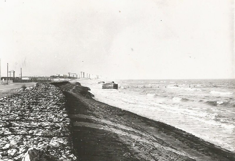 195b-Porto Garibaldi - Quando non c’erano le dighe e il mare in alcuni punti arrivava praticamente alla strada e con le burrasche anche oltre la strada.jpg