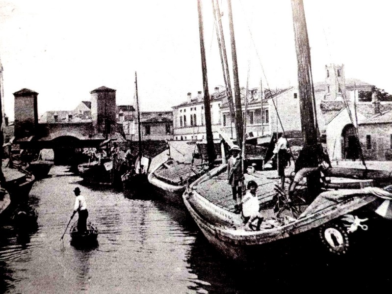 196d-Lo Squero, quando era Squero. Ora più nulla. Il porto canale di Magnavacca è figlio dello Squero fuori Trepponti. A Magnavacca si sono spostati i nostri barcaioli, calafati,maestri d'ascia di Comacchio..jpg