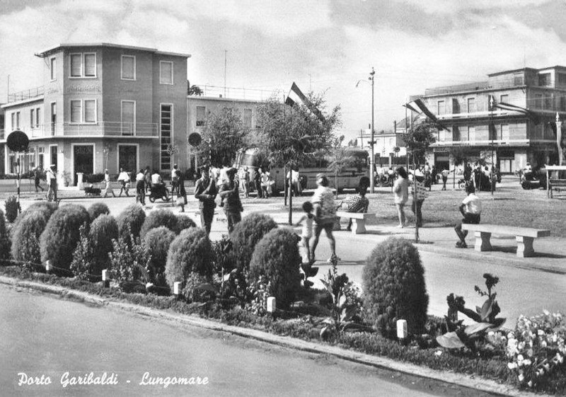 199b-Porto Garibaldi - 1958 - Piazza V Maggio con sulla sinistra l'Albergo Ristorante Miramare,  dove alloggiava la Sophia Loren, quando giro’ la Donna del Fiume.jpg