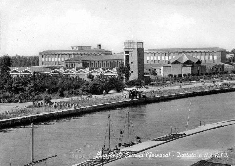 200b-Lido degli Estensi - istituto marinaro anno 1955.Sulla sinistra, in prossimità della riva, sono ancora visibili le barriere, chiamate denti di drago, durante la guerra..jpg