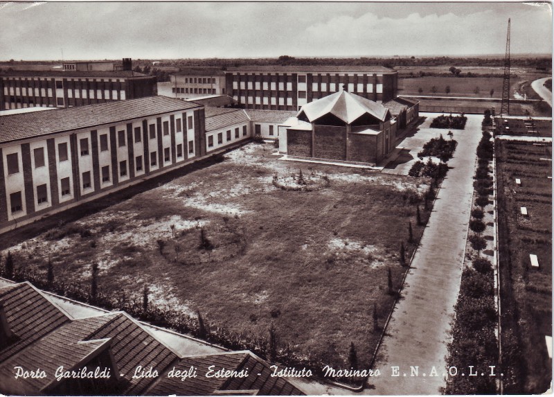 200d-Istituto marinaro Lido degli Estensi anno 1955, nel cortile era installata un'alta antenna x trasmissioni radio..jpg