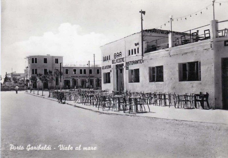 201a-Porto Garibaldi - Anni '50  viale al mare, Bar Belvedere, prima del Piccolo Bar.jpg