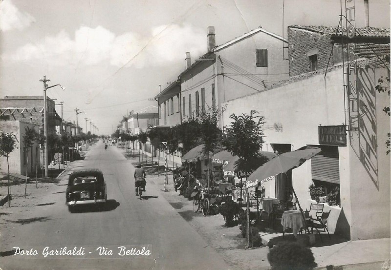 202b- Porto Garibaldi anni '50, via Bettola poi via Resistenza. In primo piano il Ristorante Bar Pacifico..jpg