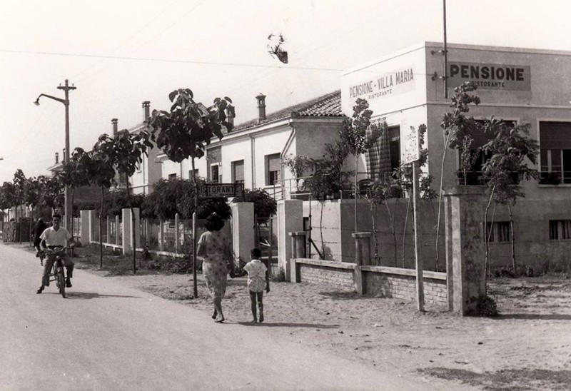 202c-PORTO GARIBALDI anni '50 -Pensione Villa Maria- in via della Resistenza di fronte all'ufficio postale..jpg