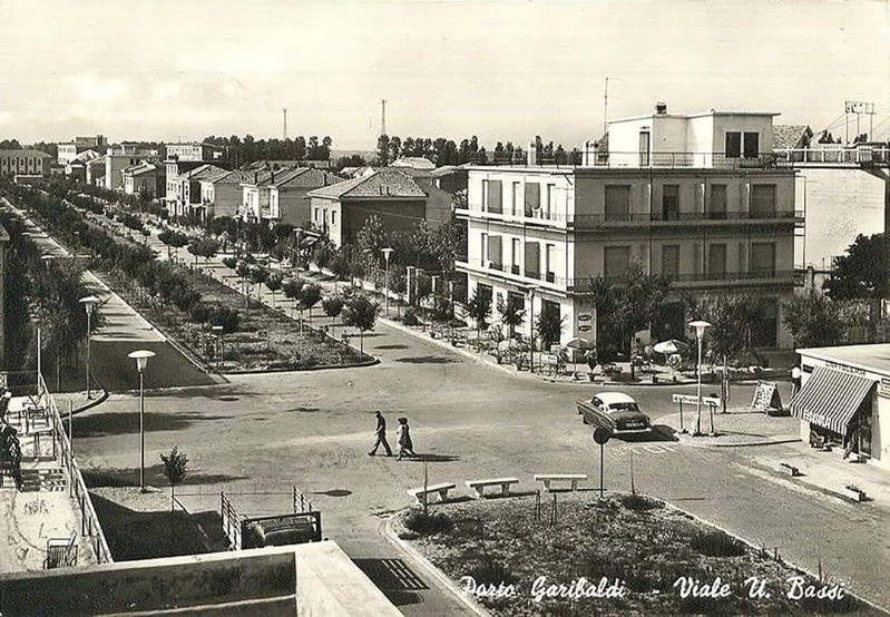 203b-Fine anni '50 - Porto Garibaldi - Viale Ugo Bassi! Nell'angolo in basso c'era l'edicola di Merico Vitali (tenda a strisce), il Bar Sport e il terrazzo del Piccolo Bar..jpg