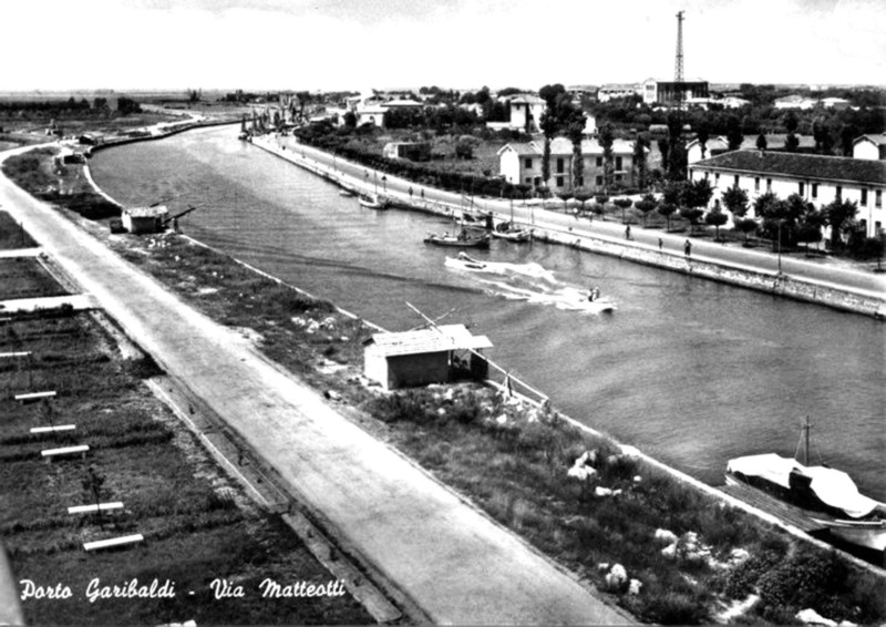 206a-Lido degli Estensi - Porto canale nel 1957, si vede bene il bunker piazzato in modo che il cannone potesse sparare verso la Romea.jpg