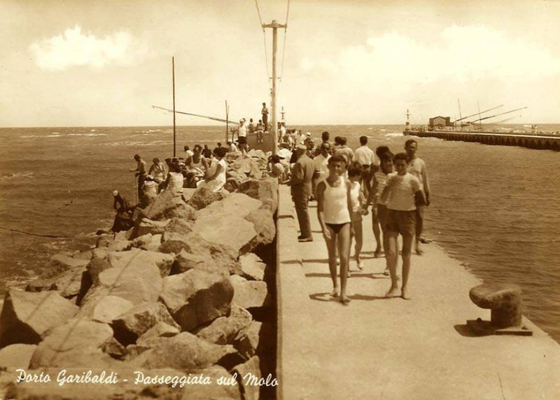 207b-Porto Garibaldi (FE) Passeggiata sul Molo anni '50.jpg