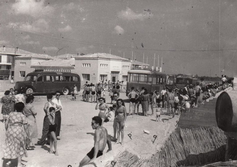 213a-L'arrivo e la partenza dei turisti anni '50..jpg