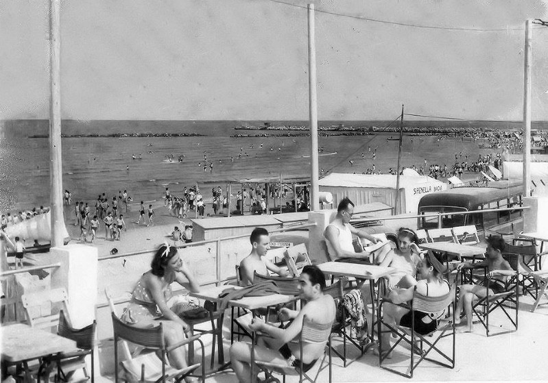 215-Anni '50 la spiaggia di Porto Garibaldi dal terrazzo del Piccolo Bar.jpg