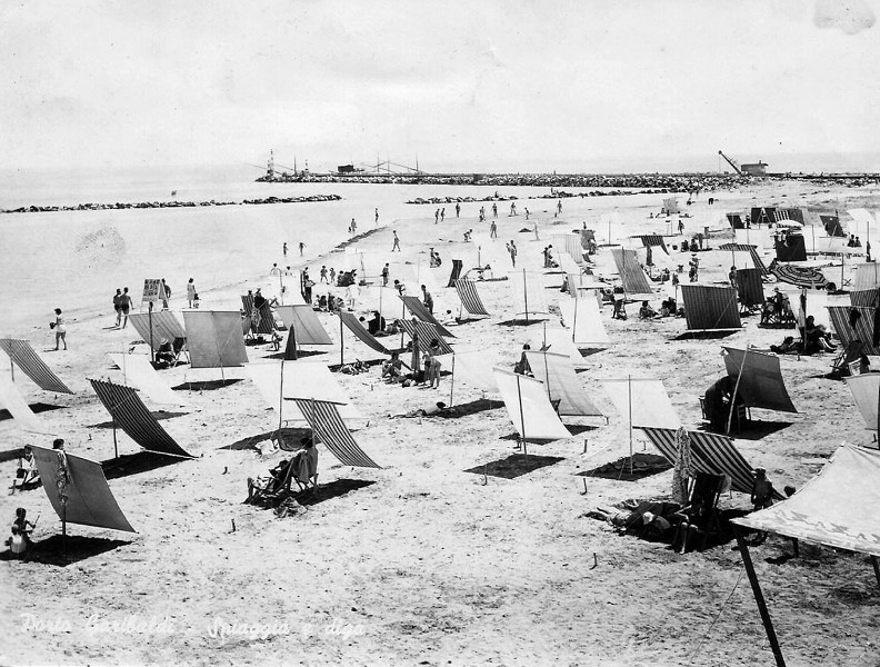 216b-Porto Garibaldi negli anni '50, prima degli ombrelloni... c'erano le tende!.jpg