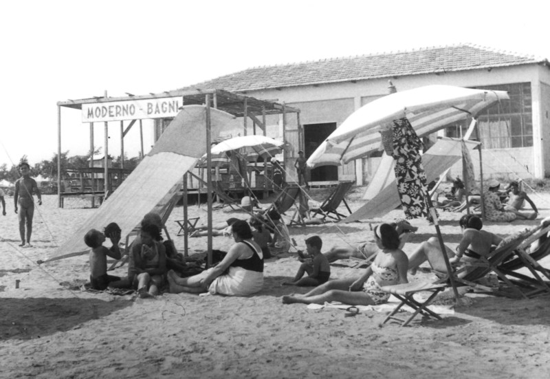 217c) Fine anni '50 - La spiaggia di Portogaribaldi, bagno MODERNO..jpg