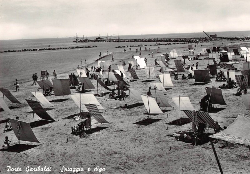 217e-Fine anni '50 - La spiaggia di Portogaribaldi, prima degli ombrelloni c'erano le tende!.jpg