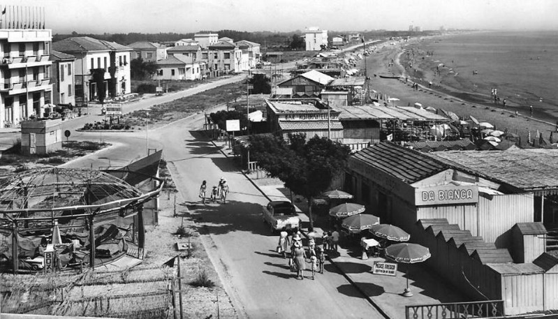 217h-PORTO GARIBALDI anni '50, in primo piano a destra il Bagno Ristorante Apollo da Bianca, a fianco Bagno Rist. Europa il primo edificio sulla sinistra era l'Hotel Ristorante Centrale.jpg