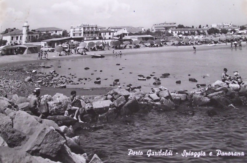 217m-Porto Garibaldi anni '50 - La spiaggia vista dal molo.JPG