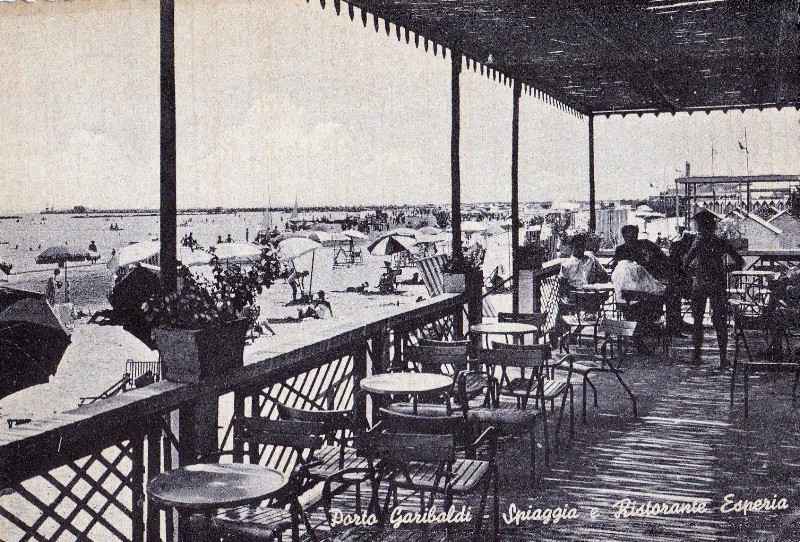 217o-Porto Garibaldi - Spiaggia e Ristorante Esperia anni '50.JPG