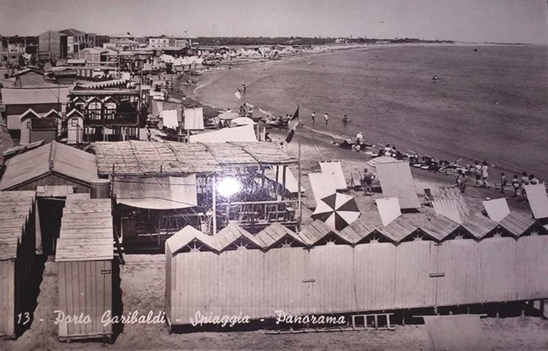 217q-Porto Garibaldi-Spiaggia e panorama anni '50.jpg