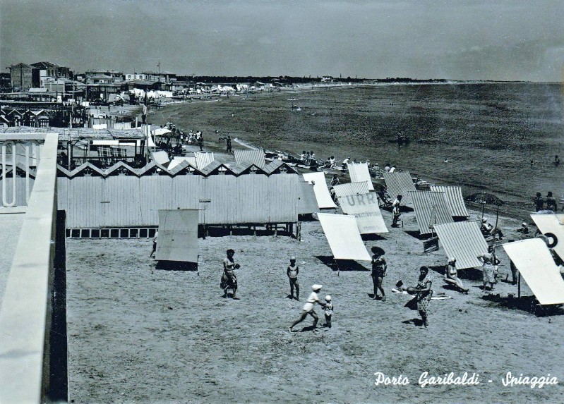 217r-porto garibaldi - spiaggia anni '50..jpg