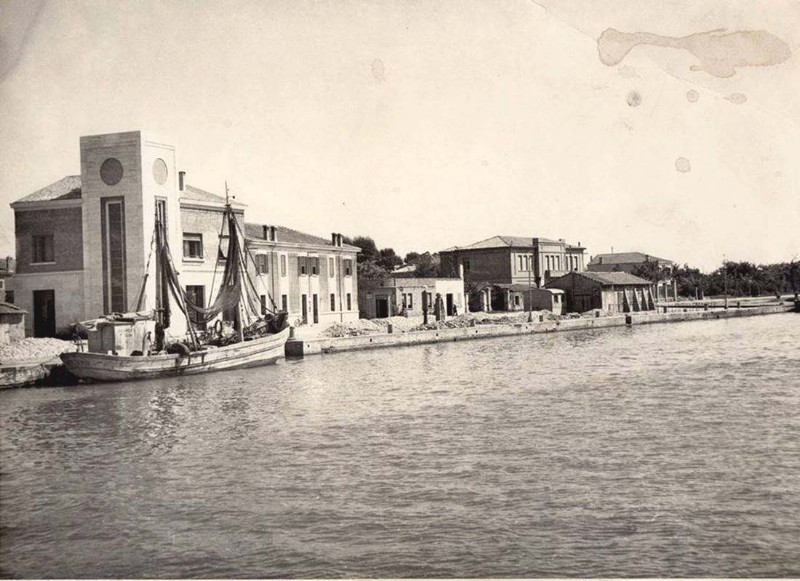 221a-Il porto fine anni '40 e inizio anni '50 -  Il primo edificio sulla sinistra con quella specie di torretta era il CRAL dei pescatori, un circolo bar in auge a partire dal dopoguerra..jpg