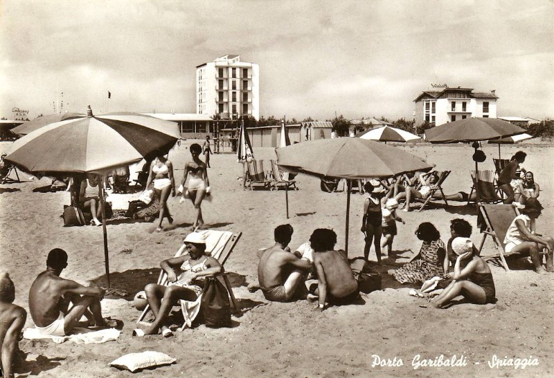 223d-Porto garibaldi (fe) La spiaggia, anni '60..jpg