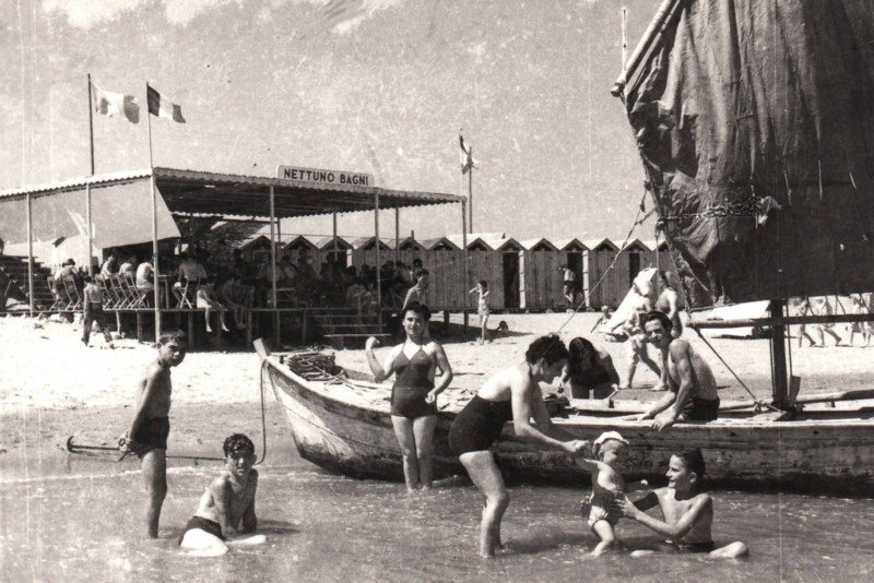 224c-Anni '50 - La spiaggia di Portogaribaldi - Nettuno bagni..jpg