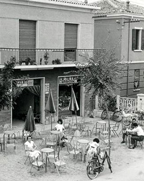 227a-Porto Garibaldi 1958 il Bar SPINA apre inizialmente come Gelateria Latteria poi Bar..jpg