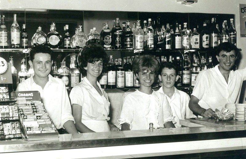 227c-1962 lo staff del 'Bar Spina' i fratelli Maria e Claudio Farinelli, Ugo Biolcati, la Pina e un giovanissimo Romano Taddei..jpg