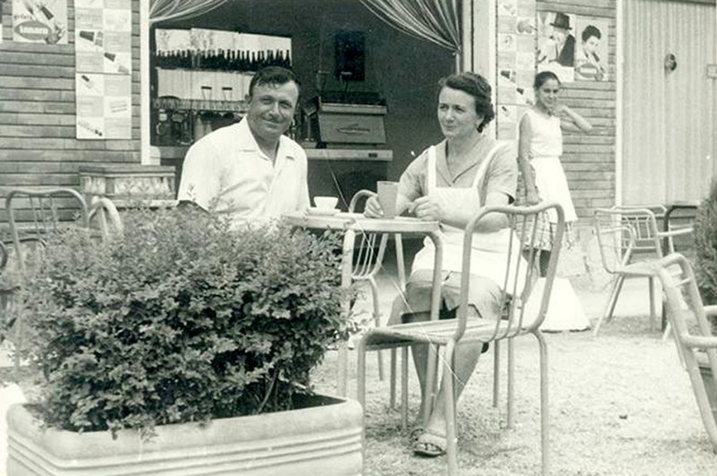 227d-Porto Garibaldi 1958 -BAR SPINA- Celestino e la moglie Rosina..jpg