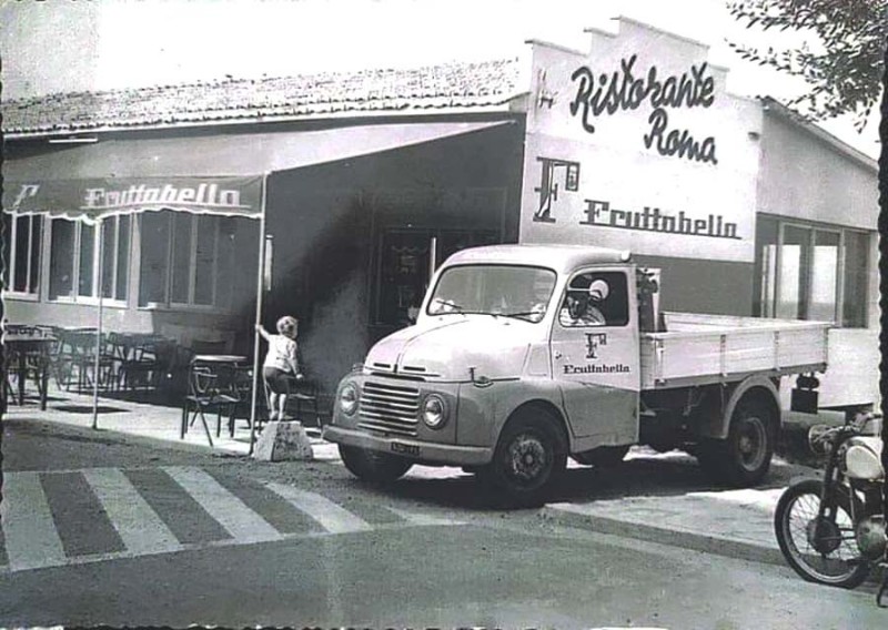 227f-Consegne col camioncino a Porto Garibaldi al bagno ristorante Roma di Zaccaria negli anni 50-60..jpg