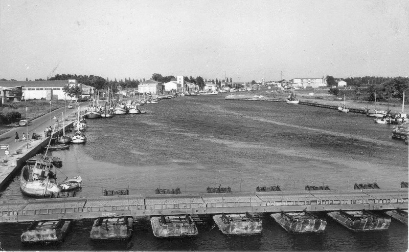 228a-Porto Garibaldi - Ponte di barche che hanno sostituito AL PASS, nel 1955 (ponte Romea), utilizzato per il transito di mezzi pesanti carri m24 e M47..jpg