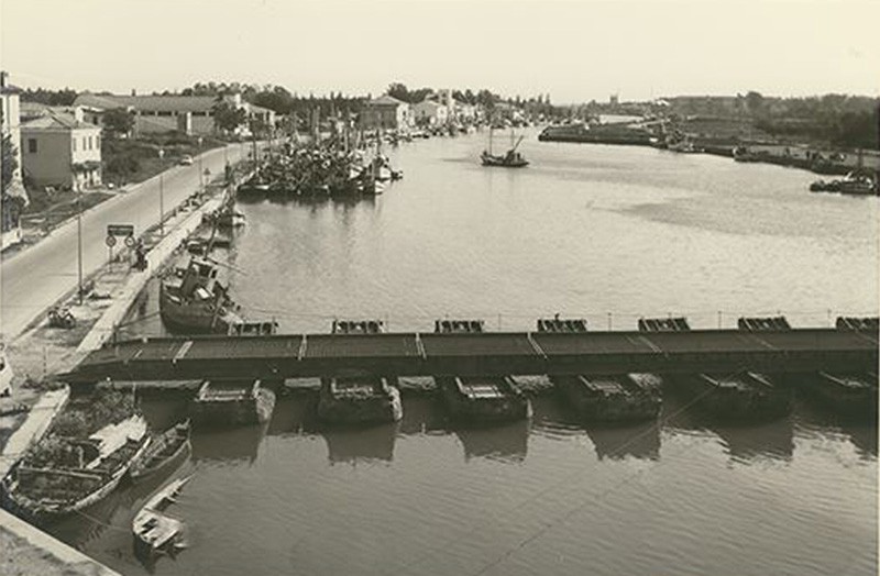 228b-Anni '50 il ponte di barche (ponte Bailey) che collegava Porto Garibaldi al Lido degli Estensi.jpg