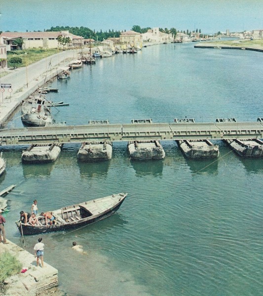 228c-PORTO GARIBALDI anni '50 - prima del ponte della Romea si attraversava il canale sul ponte di barche. Il ponte che c'è ora (il ponte della romea) si chiama ponte Albani..jpg