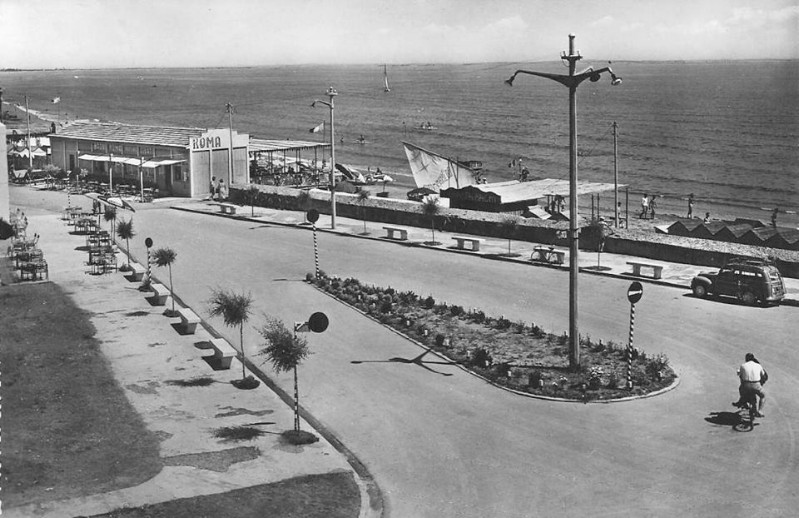 232b-PORTO GARIBALDI anni '50-Panoramica dal terrazzo dell'Albergo Ristorante Miramare-questo muraglione era in cemento armato anticarro bellico, bagno ROMA e CANASTA..jpg