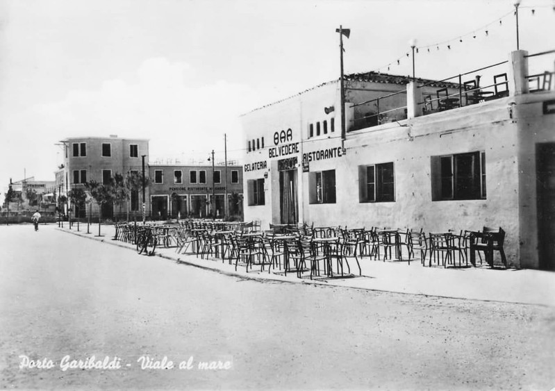 234e-Porto Gasribaldi anni '50 - Quello in primo piano sulla destra è il Piccolo Bar, quello in fondo al centro invece è il ristorante Miramare..jpg