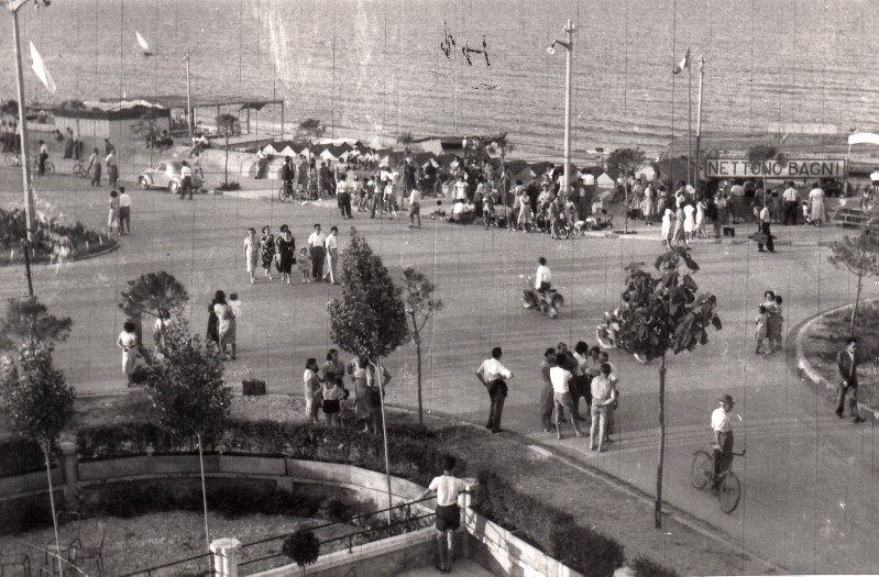 234f-Porto Garibaldi anni'50. Dalla terrazza dell'Albergo Ristorante Miramare. Buon Ferragosto a Tutti!!.jpg