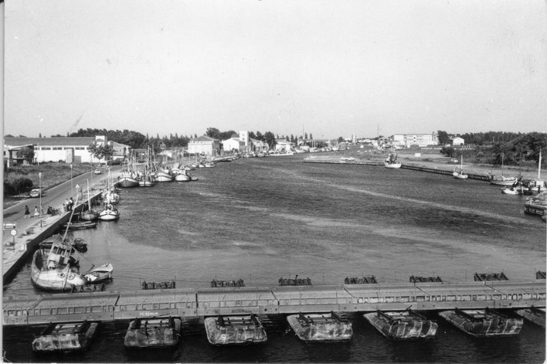 235-Porto Garibaldi-Ponte Romea,  ponte di barche in sostituzione di quello che avevano tolto,il vecchio ponte di ferro (credo alleato) che portava a Comacchio passando in valle.1957.jpg