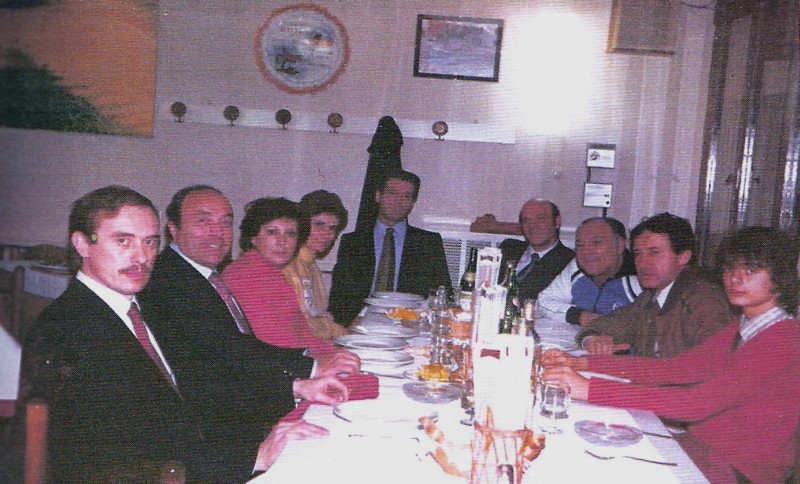 236-Cena al Piccolo Bar, a destra Claudio Villa, a sinistra Gino Latilla, in fondo Rino Carli.jpg