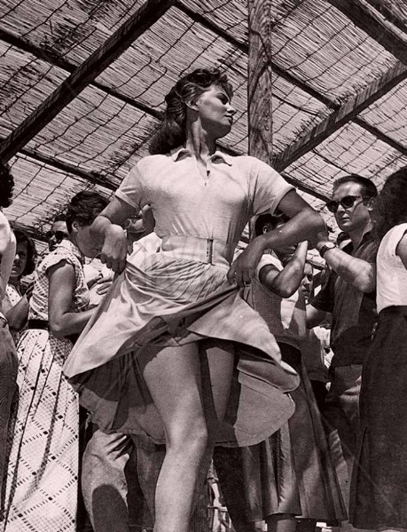 239b-Sofia Loren , mitiche le prova di ballo del mambo girate all'interno del locale, IANA splendida bellezza locale ebbe l'onore di farne da controfigura con grande gioia del paese..jpg