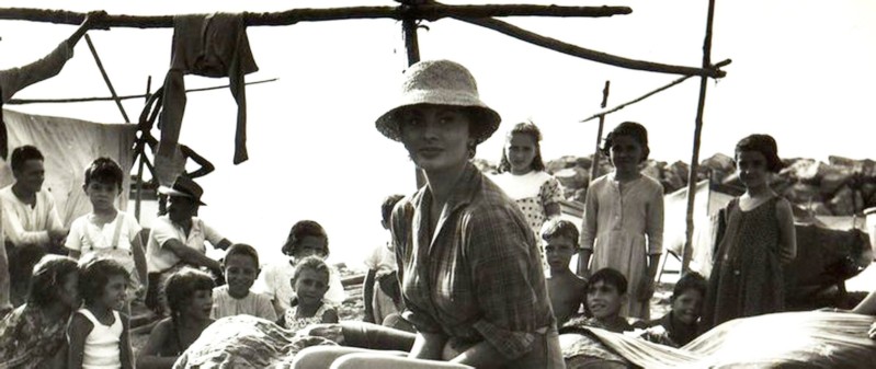 240g- Sophia Loren in spiaggia a Porto Garibaldi durante le scene del film -La donna del fiume-.jpg