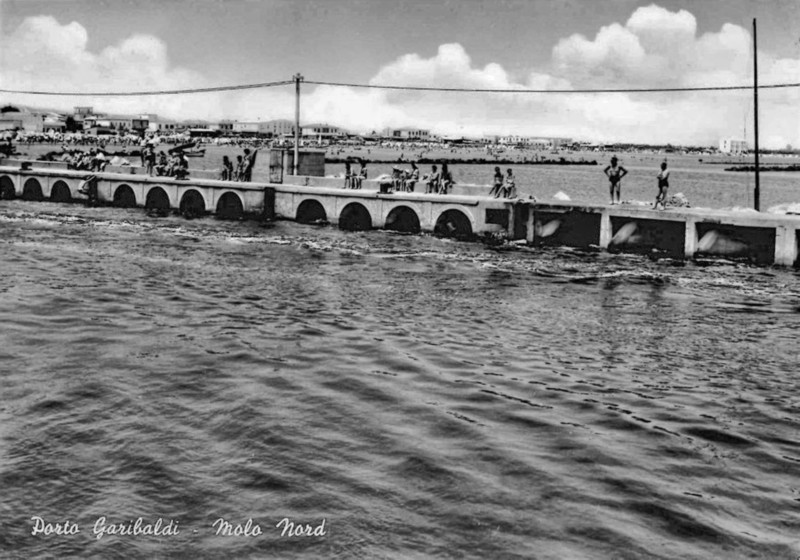 241b-Porto Garibaldi - Molo Nord anni '60, quando ci si poteva tuffare dal molo..jpg