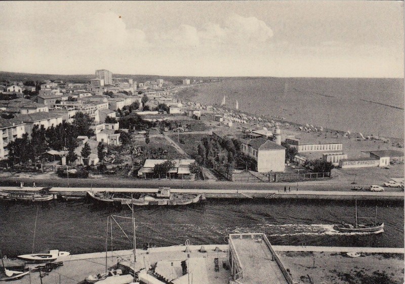 241d-Porto Garibaldi - Porto canale e spiaggia.JPG