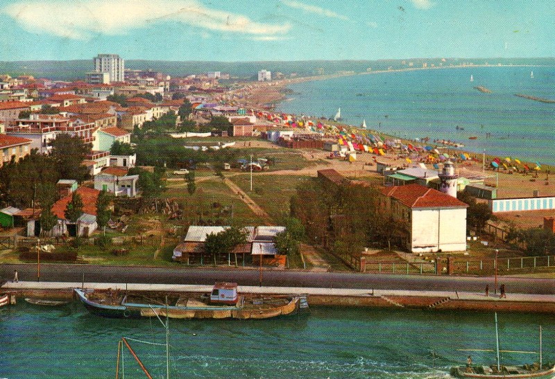 241g-Porto Garibaldi, porto canale e faro inizio anni '60..jpg