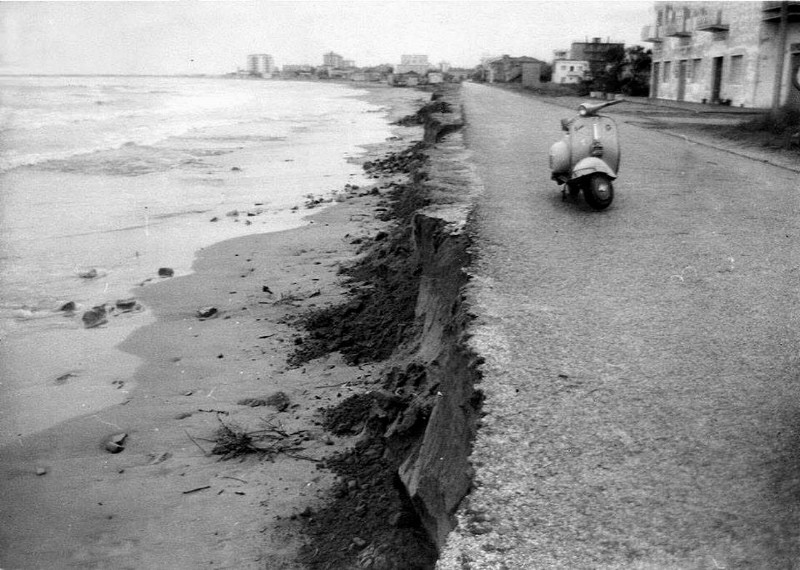 242a-PORTO GARIBALDI anni '60 il lungomare eroso dopo un'eccezionale mareggiata. l'edificio sulla destra é la pensione ristorante RIVA MARE ..jpg