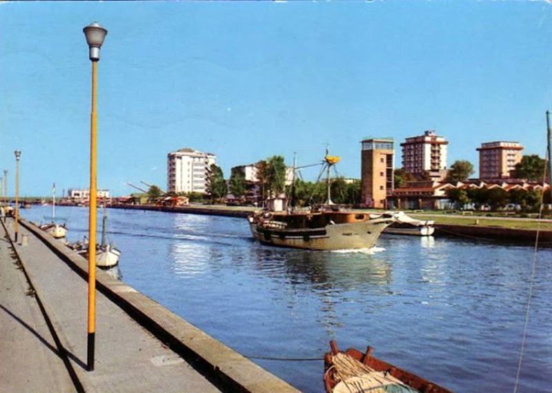 244b-Porto Garibaldi - Porto canale, sullo sfondo la motolancia Monteverde, anni '60.jpg