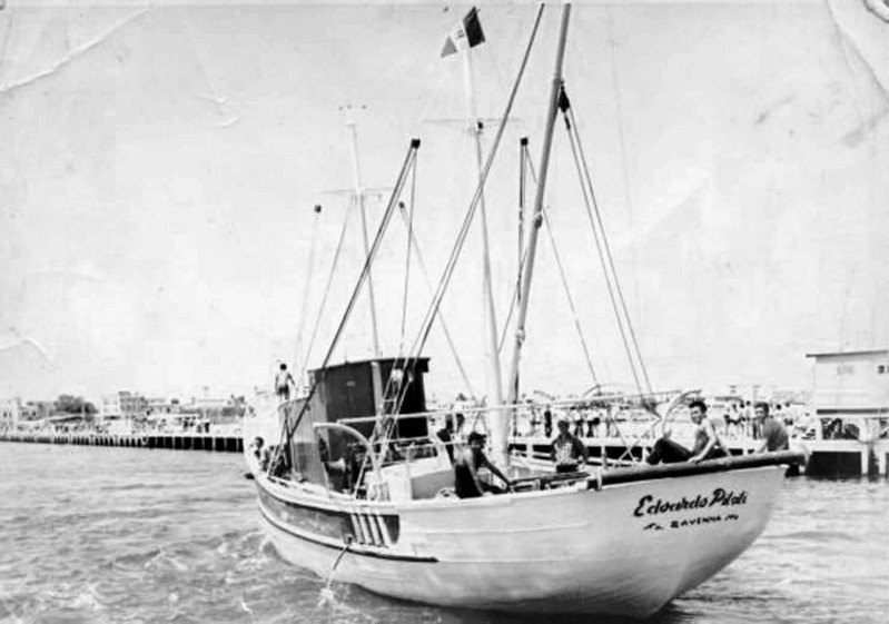 245a-Porto Garibaldi-mpesca EDOARDO PILATI anno 1965, la più grande barca di allora!.jpg