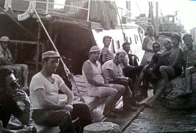 245b-Pescatori di Porto Garibaldi in siesta nel porto canale.jpg