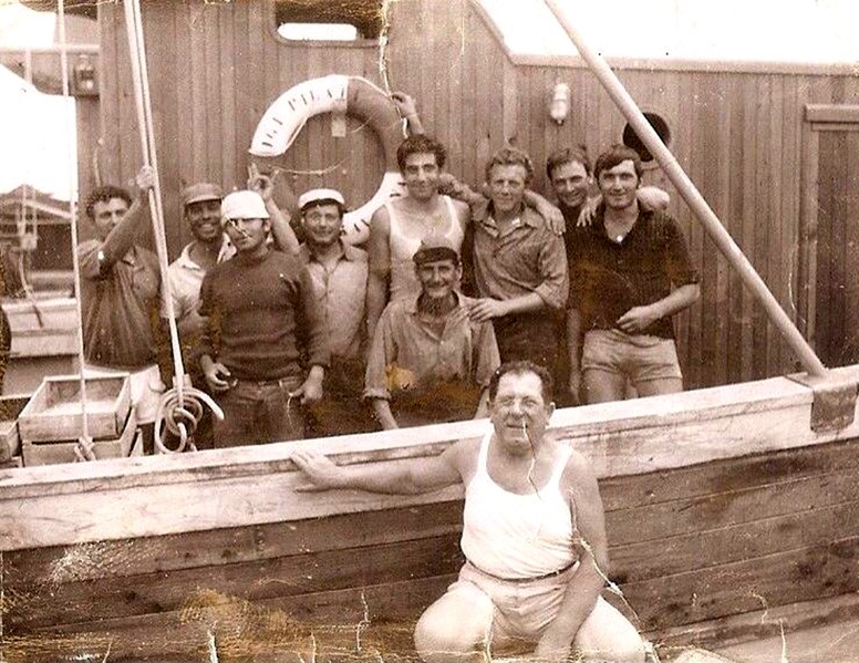 245c-La barca è il Luigi Pilati, da dx Alberto Lombardelli, Tonino Farinelli, Santino Farinelli, Michele il cognato di Ciavaren, Al Nan, Cicala, Scaion, Chichen e sotto il Vichingo....jpg